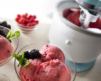 machine à glace maison et coupe de glace fraise
